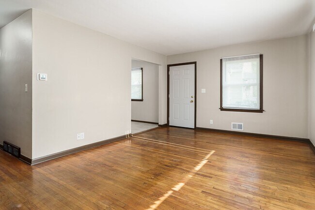 Building Photo - 2516/2518 N Rockton Ave