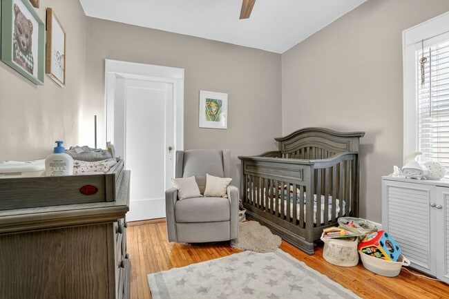 Building Photo - Great 3 Bedroom & 2 Full Baths In GREAT South Plaza Location