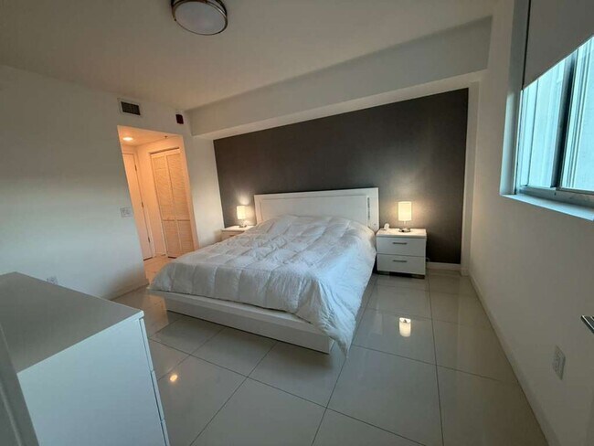 Building Photo - 2 BED/2 BATH UNIT 1-503