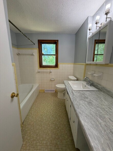 Building Photo - 639 Holbrook St