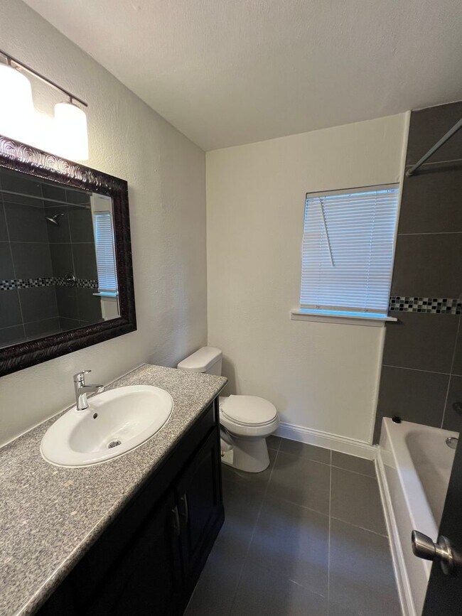Building Photo - Cool home in East Austin - Don't Miss this...
