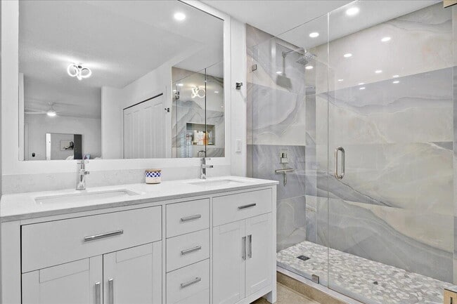 Building Photo - 709 7th Ln