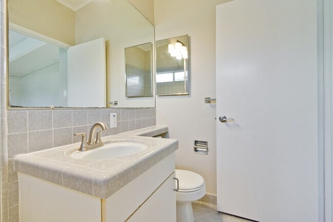 Building Photo - Nice Single Level Eichler Home in the Gree...