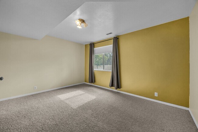Building Photo - 567 N Allanwood Pl