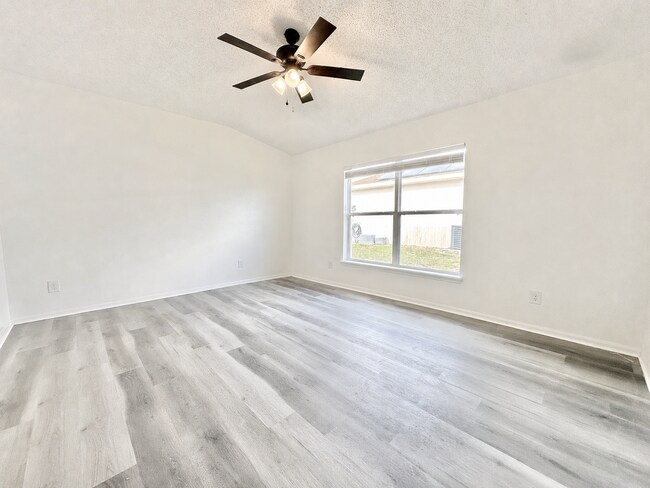 Building Photo - Affordable comfort with space where it counts - 3Bedrooms / 2Baths home in Deltona!