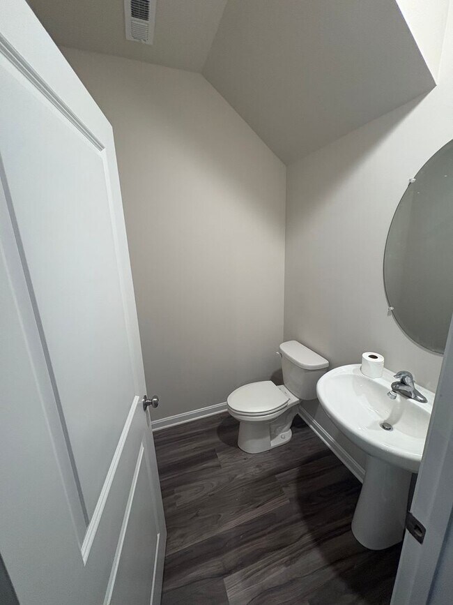 Building Photo - 3 Bedroom 2.5 Bath Townhouse Locust Run Northeastern SD