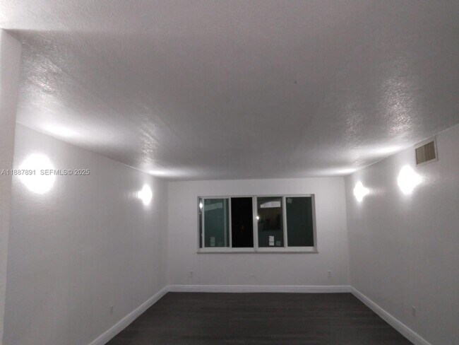 Building Photo - 14850 Naranja Lakes Blvd