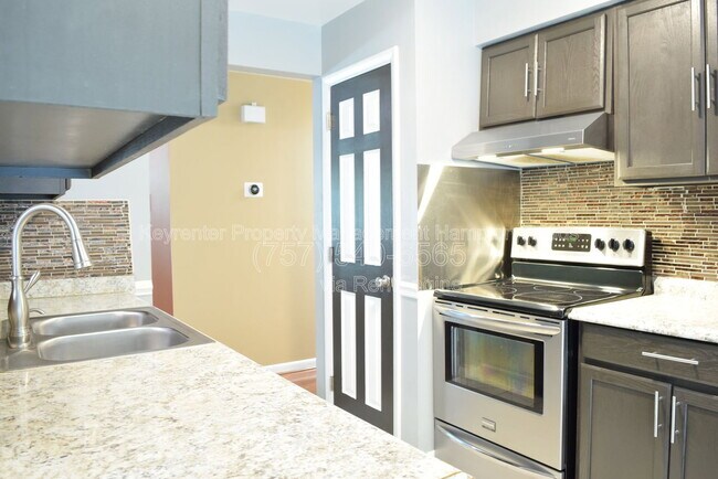 Building Photo - 826 Maywood Cir