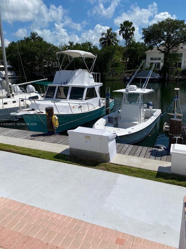 Building Photo - 100 Edgewater Dr