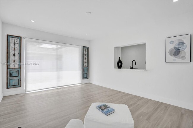 Building Photo - 845 Ludlam Dr