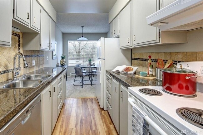 Building Photo - 2562 Thorndyke Ave W