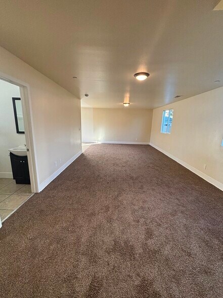 Building Photo - 335 E 69th St