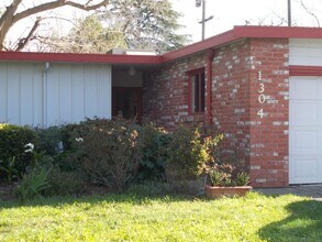 Building Photo - 1304 Pole Line Rd