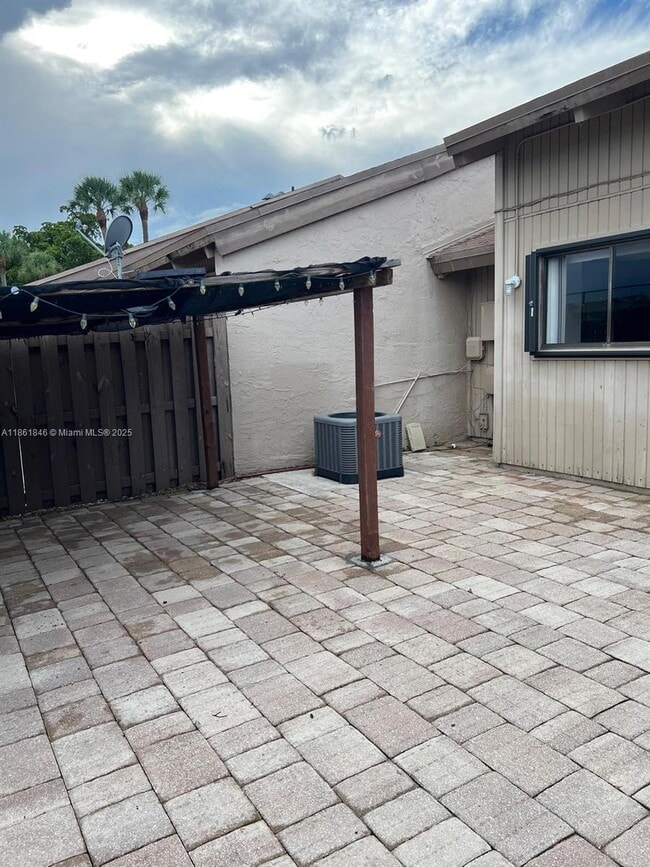 Building Photo - 8102 SW 20th Ct