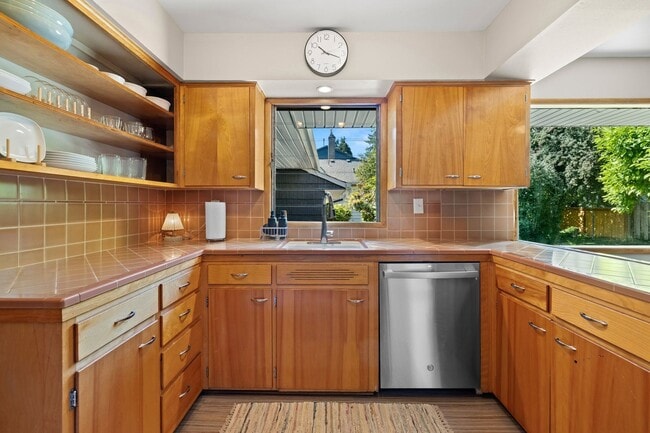 Building Photo - Mid-Century Classic! 3bd/3ba 2700 sf Short Term- FULLY FURNISHED!