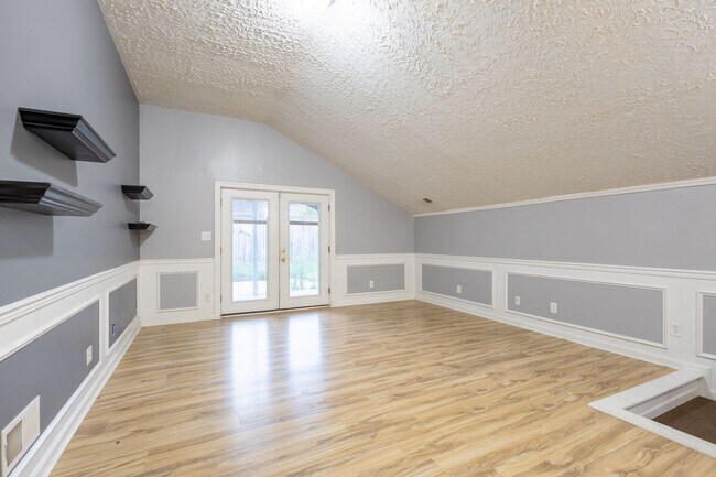 Building Photo - Cozy 3 BR/2 BA Single-Family Home in Halet...