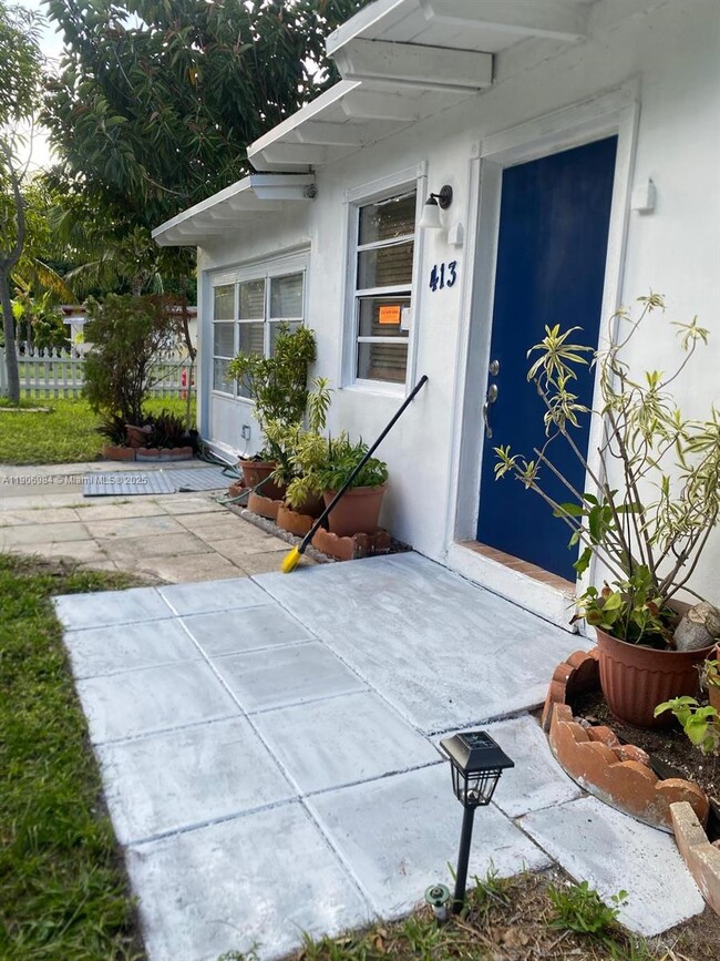 Building Photo - 413 NE 8th St