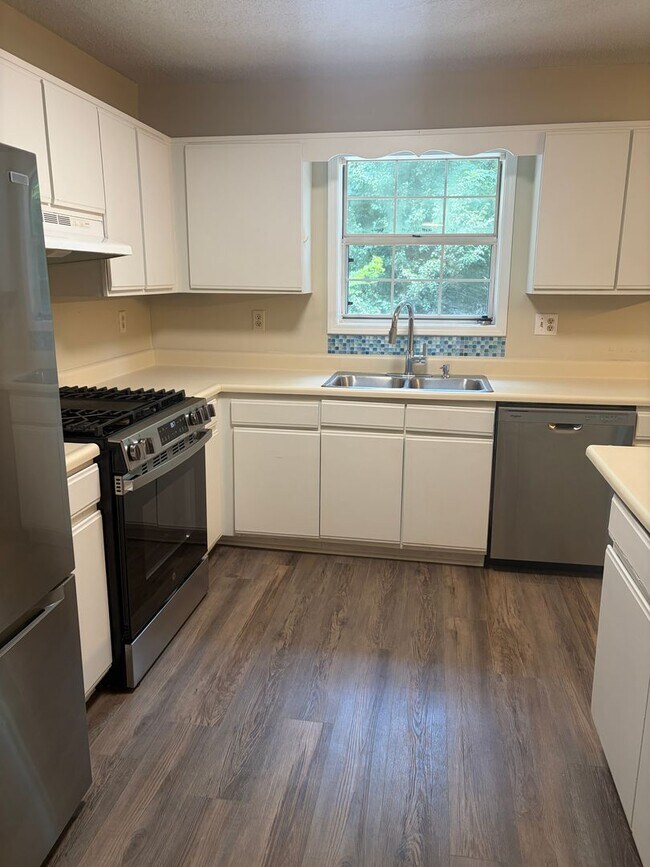 Building Photo - Stepless Townhome