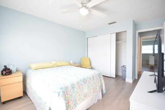 Building Photo - FULLY FURNISHED Condo For Rent in Pinellas...