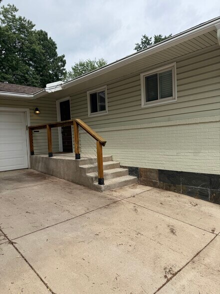 Building Photo - 1295 Ithaca Dr
