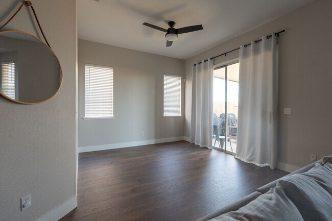 Building Photo - Stunning 3 Bedroom 2 Bath Home