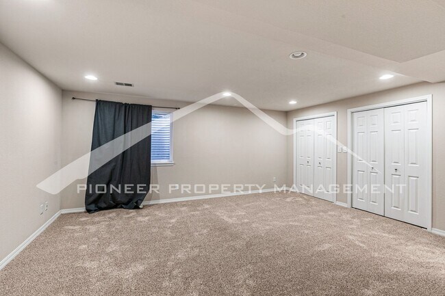 Building Photo - Spacious Townhouse with Fenced Patio and Washer/Dryer