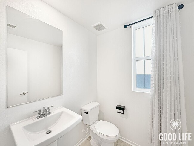 Building Photo - Luxury 3-Level 4BR Home | 1,696 Sq Ft | New Build San Diego Living