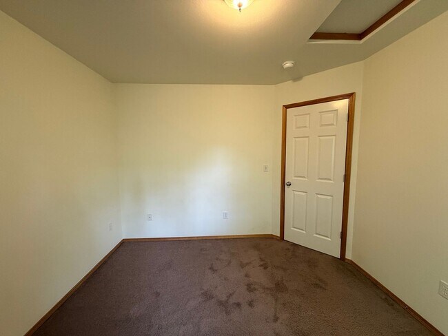 Building Photo - 4 Bed 2 Bath Home in Waterbury Meadows