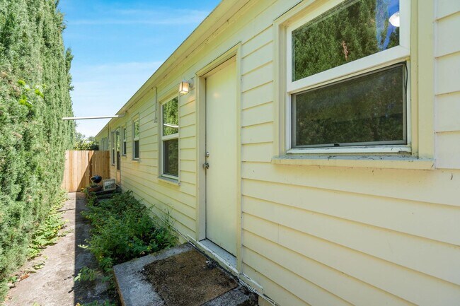 Building Photo - $300 off first month! Beautifully remodele...