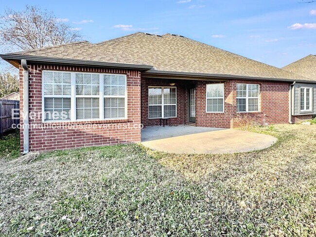 Building Photo - Charming 3-Bed, 2-Bath Home with Fenced Backyard & 2-Car Garage