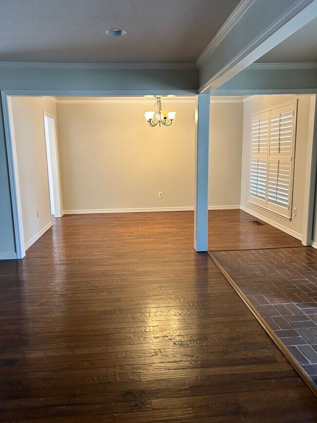 Building Photo - AVAILABLE SEPTEMBER 10TH Charming 4 bed 2....