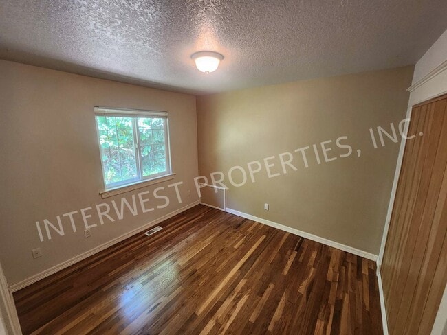 Building Photo - Large 3 Bed+ Bonus Room SW Pdx Home, Natur...