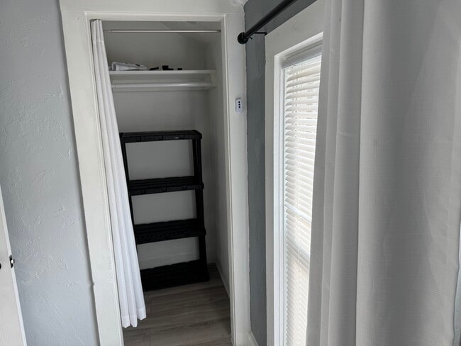 Building Photo - 6th/Grant upper