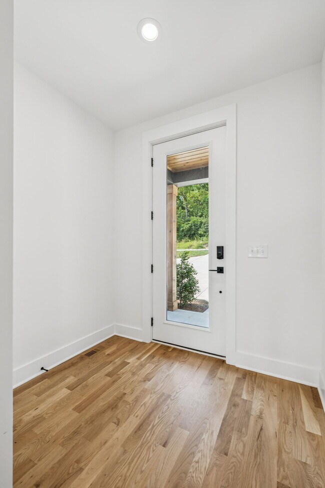 Building Photo - "Spacious 4-Bed, 4-Bath Gem in Nashville -...