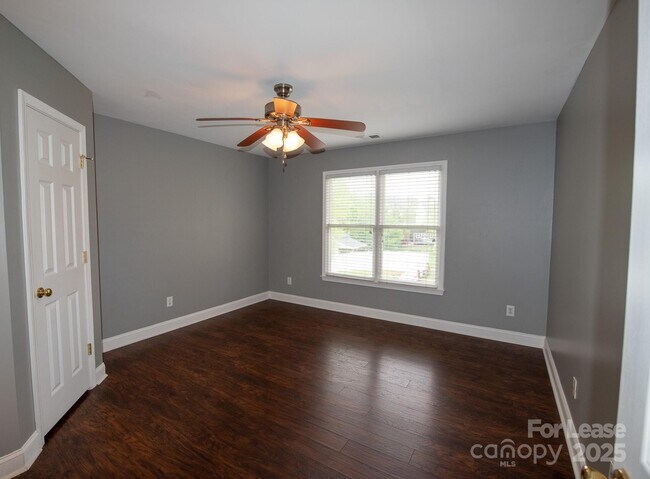 Building Photo - 247 Montibello Dr