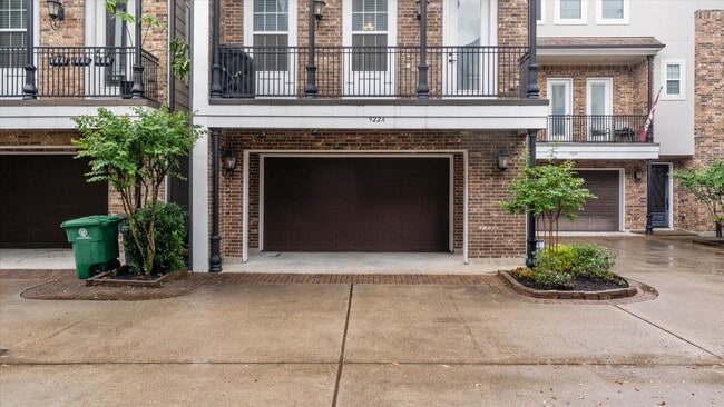 Building Photo - 922 W 20th St