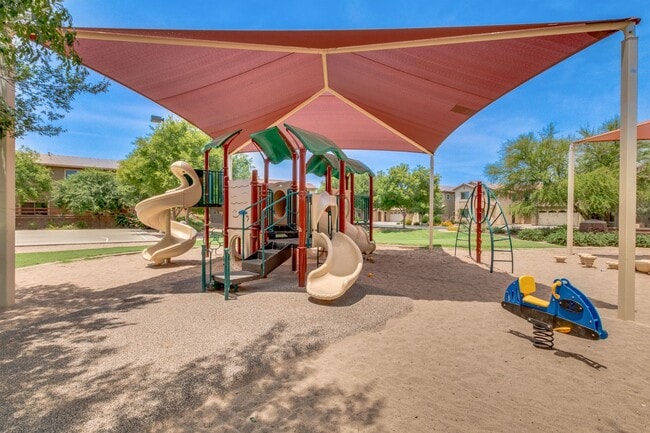 Building Photo - Lovely home in cul-de-sac lot with fenced pool!