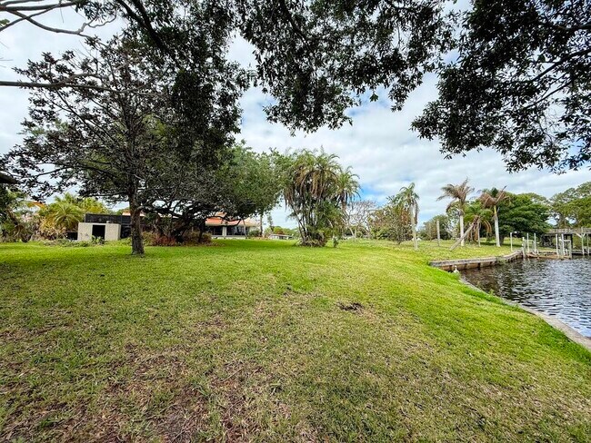 Building Photo - 465 SE Naranja Ave