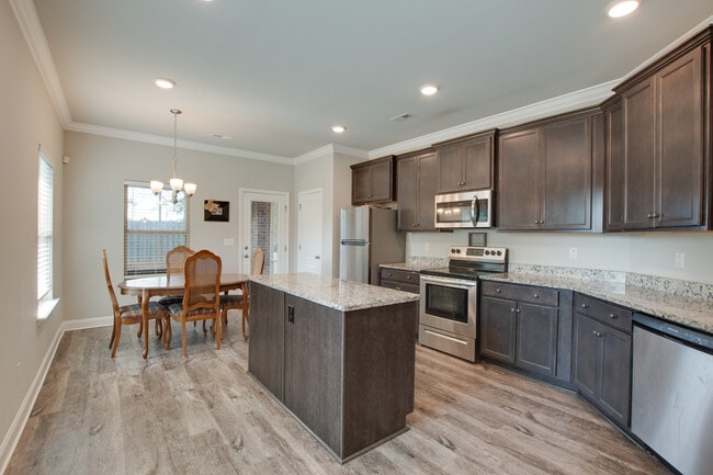 Building Photo - 150 Shrewsberry Dr