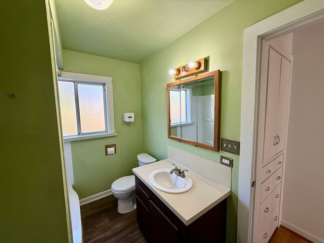 Building Photo - Spacious 2 bed/ 1 bath Home with Fenced Yard $2550/mo.