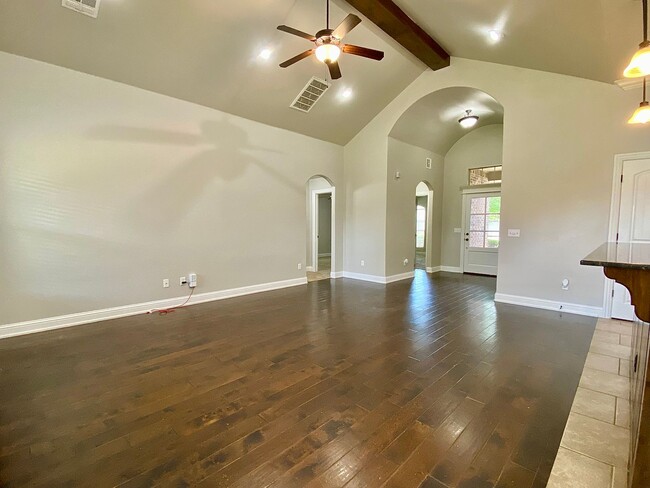 Building Photo - 4 Bed, 2 Bath in Gated Edmond Neighborhood