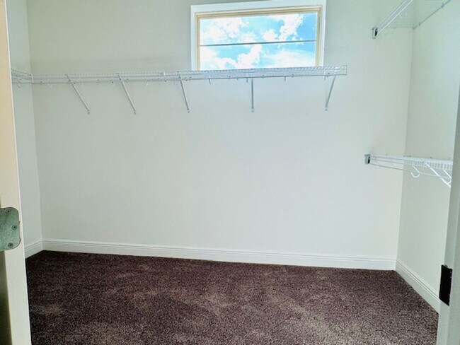 Building Photo - Home For Rent In Saint Cloud with 5 Bedroom/3 Baths