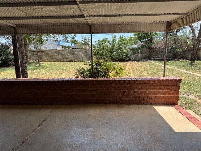 Building Photo - "Charming 2-Bed Home with Gleaming Hardwood Floors in Central Lubbock – 1274 Sq. Ft. of Cozy Livi...
