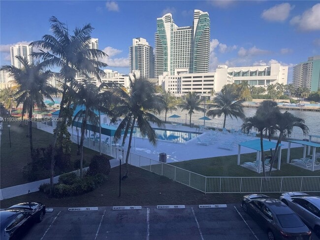 Building Photo - 200 Leslie Dr