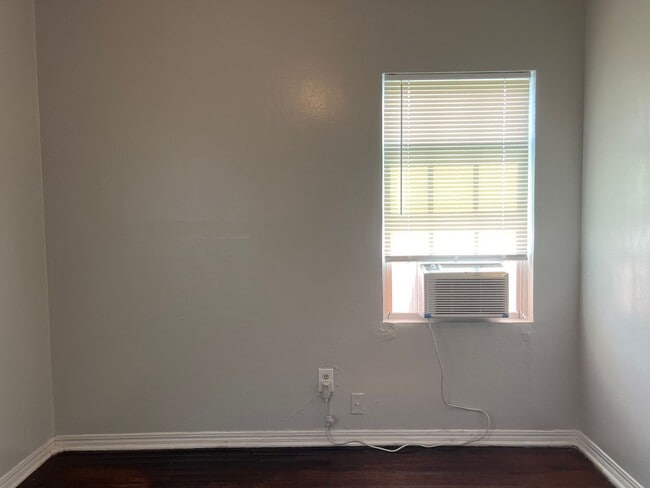 Building Photo - Charming 2 Bedroom