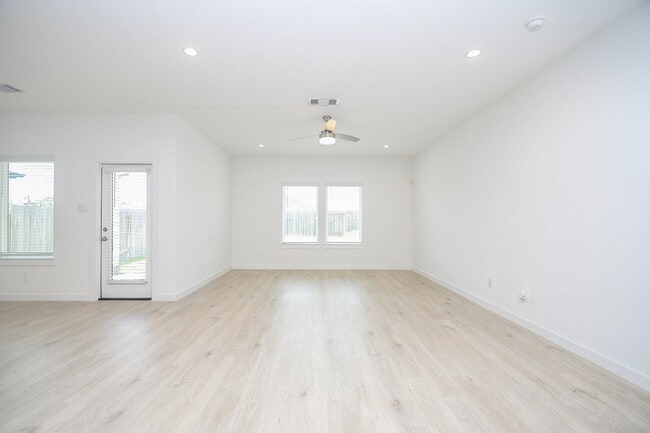 Building Photo - 30030 Gallatin River Ln