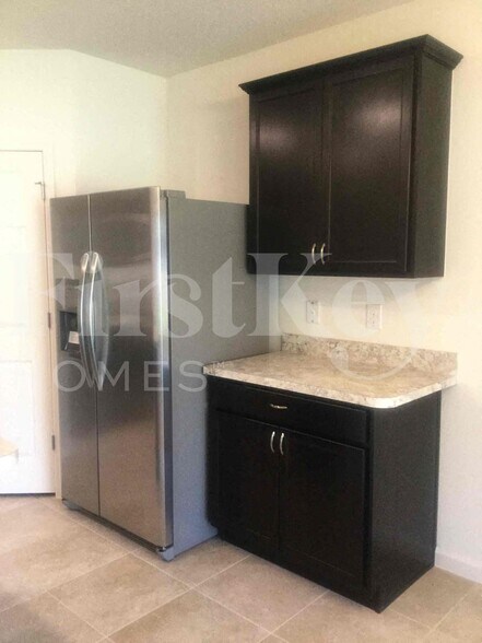 Building Photo - 407 SW Lakehurst Dr