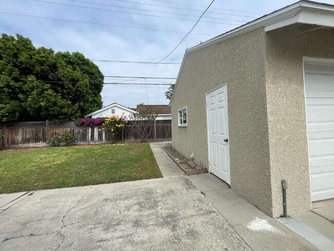 Building Photo - 2050 McNab Ave