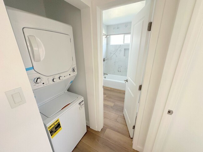 Building Photo - 2bd/1ba in Sherman Oaks w/ parking, washer/dryer in unit!