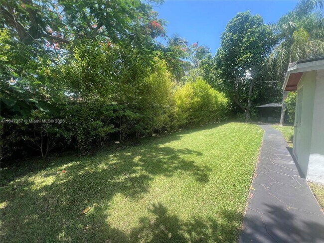 Building Photo - 2450 SW 19th Ave